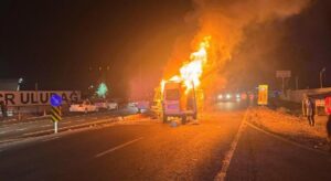 Diyarbakır’da kafa kafaya çarpışan kamyonet ile minibüs alev aldı: 11 yaralı