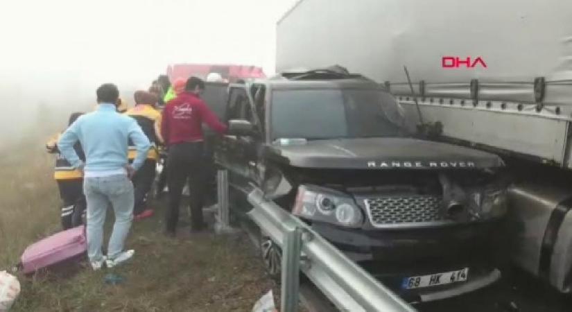 Emniyet şeridinde duran cipe TIR çarptı 3 yaralı