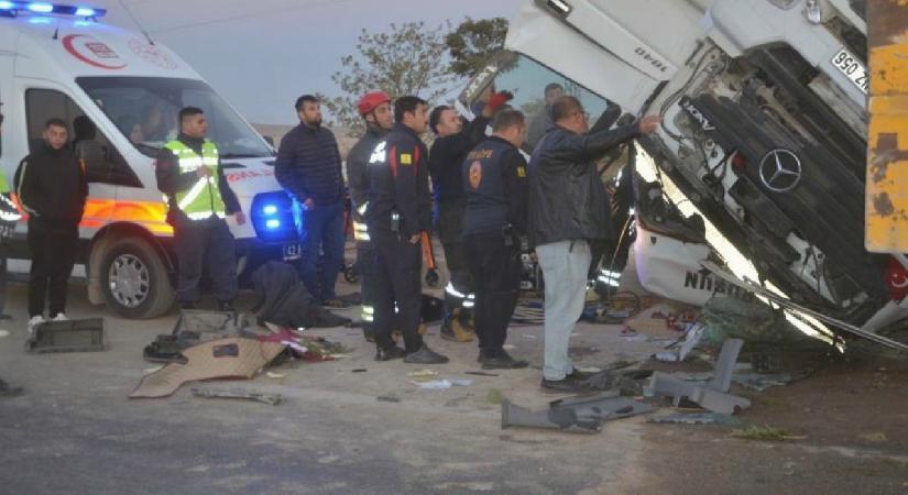 Konya’da kontrolden çıkan tır devrildi: 2 yaralı