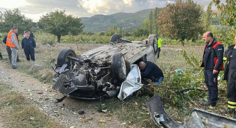 Tarlaya uçan otomobildeki kadın öldü, eşi ile 7 aylık oğlu yaralandı