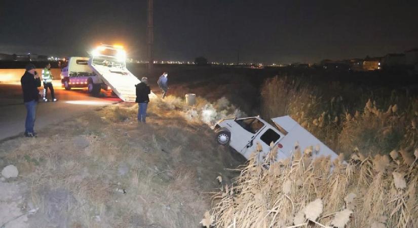 Aksaray’da otomobilin çarptığı kamyonet sulama kanalına düştü: 4 yaralı