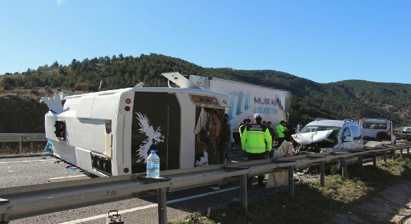 Çankırı’da 3 araç kazaya karıştı: Çok sayıda yaralı var