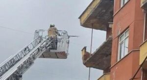 İstanbul’da korkutan anlar: Binanın balkonu çöktü!