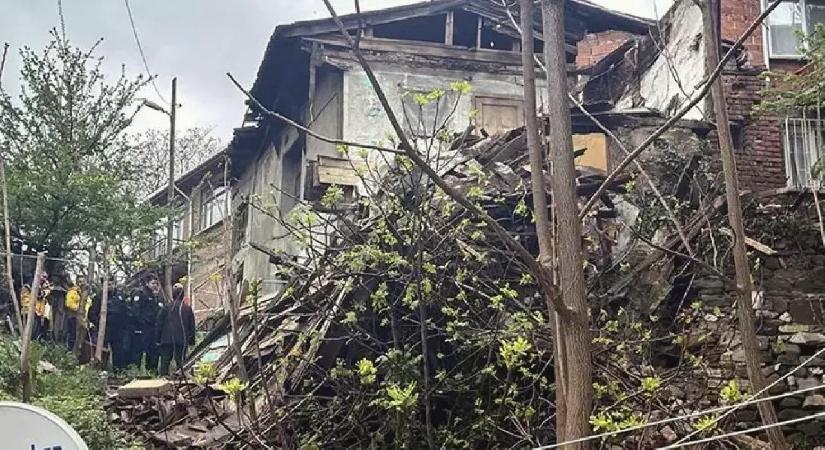 Tekirdağ’da 2 katlı boş ahşap ev çöktü