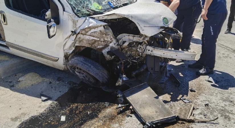 Duvara çarpan hafif ticari aracın sürücüsü öldü