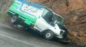 Kontrolden çıkan kamyonet kayalığa çarptı: 1 ölü, 1 yaralı