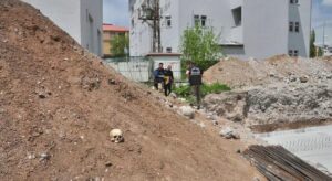 Okul inşaat kazısından insan kafatası ve kemikler çıktı