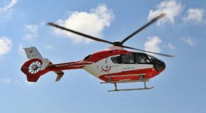 Trabzon’da helikopter ambulans yaylada kalp krizi geçiren hasta için havalandı