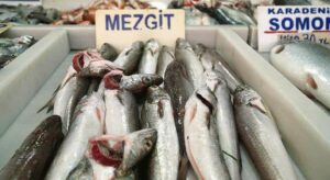 Trabzon’da tezgahlarda istavrit ve mezgit rağbet görüyor
