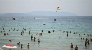 Kuşadası’nda plajlarda bayram yoğunluğu!