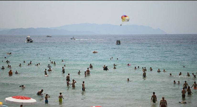 Kuşadası’nda plajlarda bayram yoğunluğu!