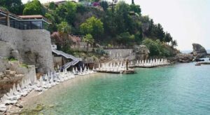 Plajdaki 1000 liralık şezlong ücreti, yarıya düşürüldü