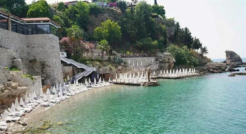 Plajdaki 1000 liralık şezlong ücreti, yarıya düşürüldü
