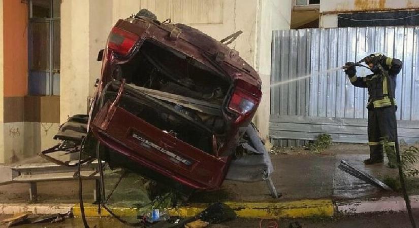 80 metre sürüklendi bariyerlerde asılı kaldı: 2 kişi öldü!
