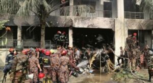 Bangladeş’in başkenti Dakka’da uçak okula düştü: Onlarca ölü ve yaralı var!