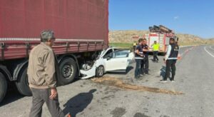 Otomobil, park halindeki TIR’a çarptı: 1 ölü, 5 yaralı