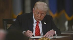 Trump, “vergi indirimi” tasarısını imzaladı