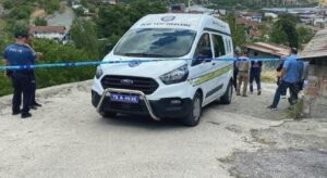 Yürürken düştü, başını asfalta çarpıp öldü