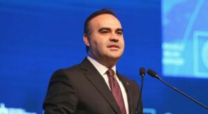 Bakan Kacır, bilim olimpiyatlarında madalya ve ödül kazanan öğrencileri kutladı
