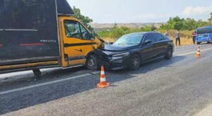 Bursa’da otomobil ile kamyonet kafa kafaya çarpıştı; 6 yaralı