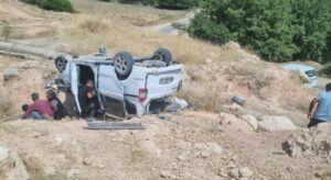 Hafif ticari araç şarampole yuvarlandı: 2’si ağır 5 yaralı