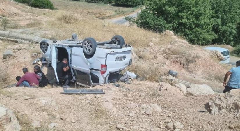 Hafif ticari araç şarampole yuvarlandı: 2’si ağır 5 yaralı