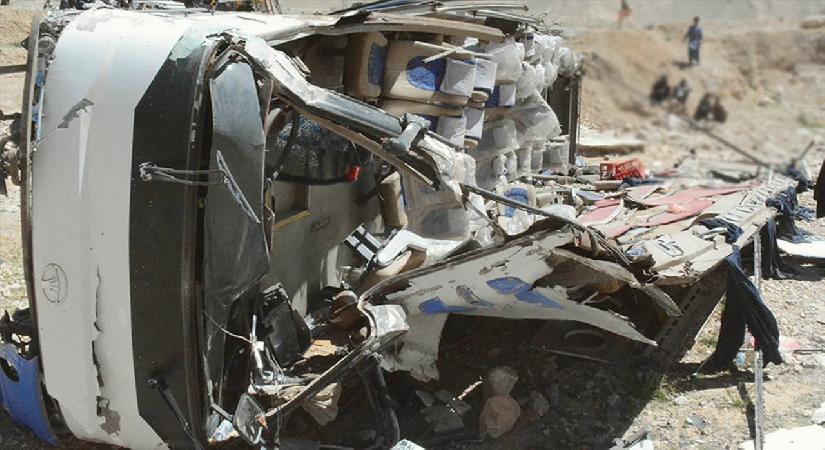 Katliam gibi kaza: Yolcu otobüsü ile kamyon çarpıştı: 11 ölü, 45 yaralı