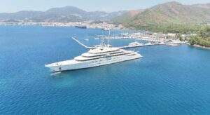 Rus milyarder Abramoviç’in yatı “Eclipse” Marmaris’ten demir aldı