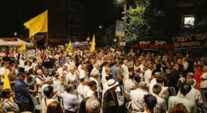 İsrailliler, ateşkes talebiyle Netanyahu’nun evinin önünde toplandı