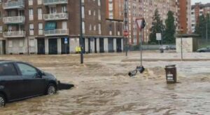 İtalya’da sağanak sele neden oldu! Caddeler göle döndü