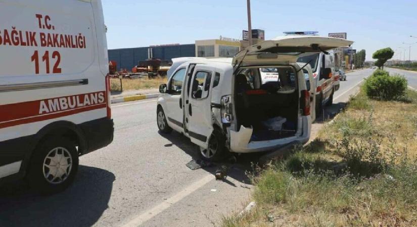 Sivas’ta hafif ticari araç ile otomobil çarpıştı: 6 yaralı
