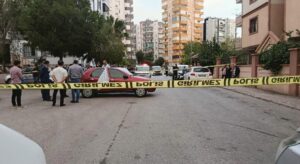 Adana’da bir kişi otomobilde ölü bulundu; Vücudunda darp izleri tespit edildi