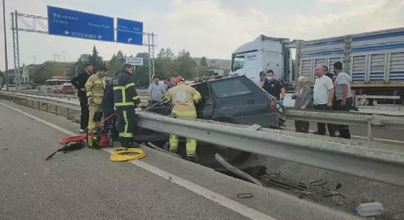 Bursa’da kontrolden çıkan otomobil rejüfe çarptı: 4 yaralı