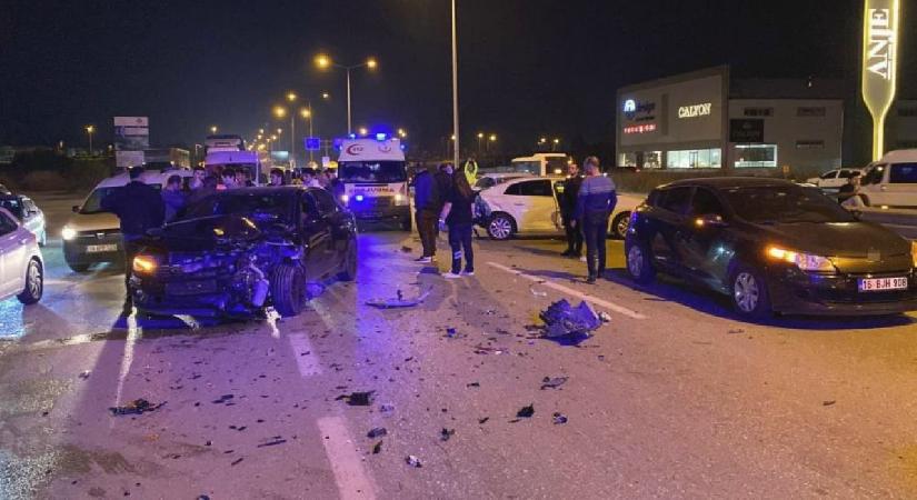 Bursa’da zincirleme kaza: 5 araç birbirine girdi, 3 kişi yaralandı