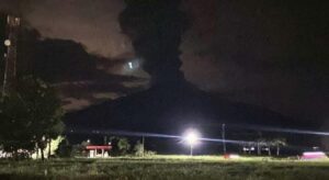 Filipinler’de yanardağ patladı! İkinci seviye alarm verildi