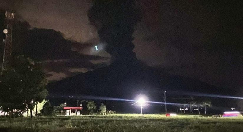 Filipinler’de yanardağ patladı! İkinci seviye alarm verildi