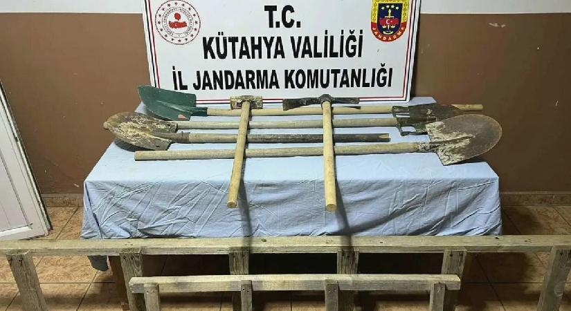İş makinesi ile kaçak kazıya 2 gözaltı
