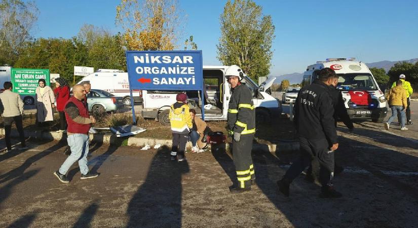 İşçi servis minibüsleri çarpıştı: 10 yaralı