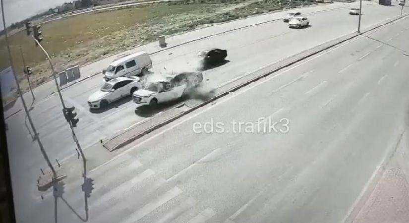 Konya’da cinayet gibi kaza! Korkunç görüntü kamerada, ışıkta bekleyen sürücü canından oldu