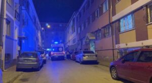 Kötü koku ihbarı üzerine gelen ekipler, yaşlı adamı evinde ölü buldu