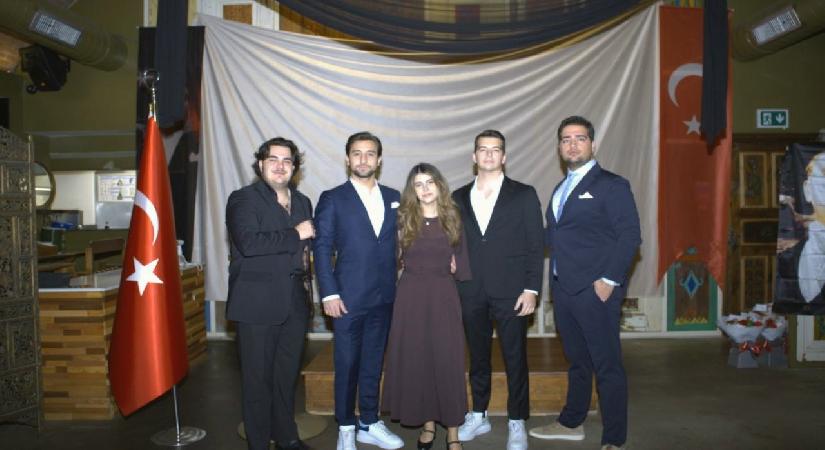 Londra’da Cumhuriyetin 102. yılı çoşkusu: Türk öğrenciler “Cumhuriyet Balosu”nda buluştu