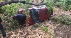Malatya’da virajı alamayan pikap şarampole uçtu: 2 yaralı