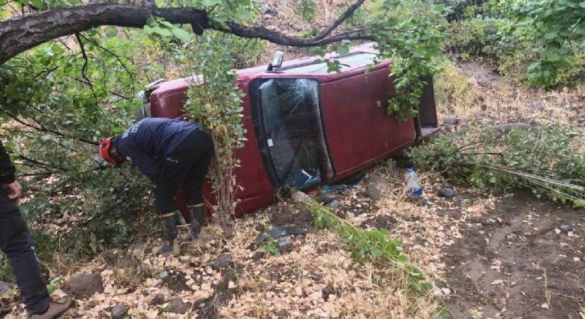 Malatya’da virajı alamayan pikap şarampole uçtu: 2 yaralı