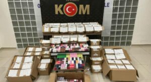 Otomobilinde 2 bin 710 şişe gümrük kaçağı parfümle yakalandı