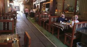 Taksimetre gibi işliyor: Kafe ve restoranlarda ‘masa kullanım ücreti’ dönemi!!