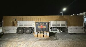 TIR’ın dorsesinden 9 milyon 800 bin makaron çıktı