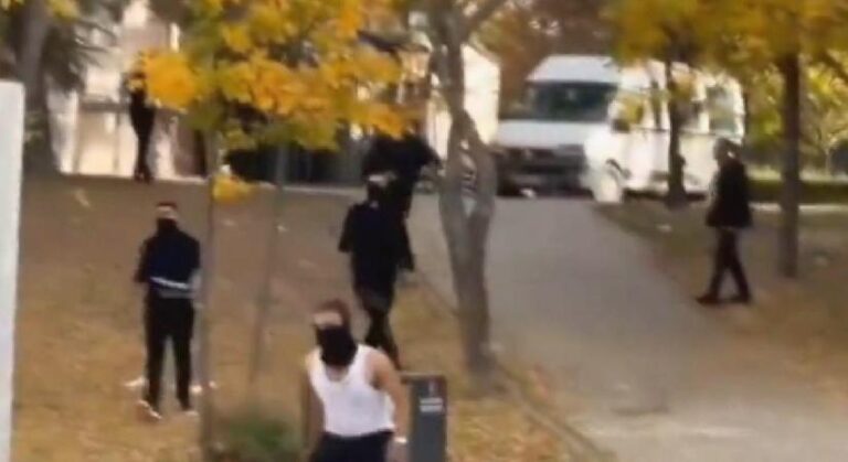 Üniversitede iki grup arasında kavga! Maskeli saldırganlar devreye girdi…