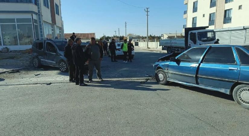 Aksaray’da hafif ticari araç ile otomobil çarpıştı: 7 yaralı