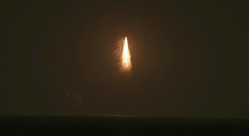 Çin, üç test uydusunu uzaya gönderdi