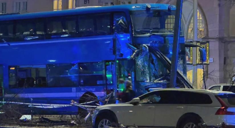 İsveç’te otobüs durağa girdi: 3 ölü